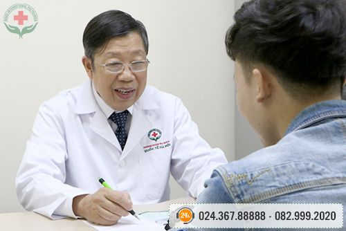 Bác sĩ Sơn tư vấn cho bệnh nhân
