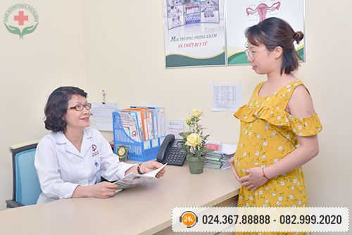 Bác sĩ thăm khám thai