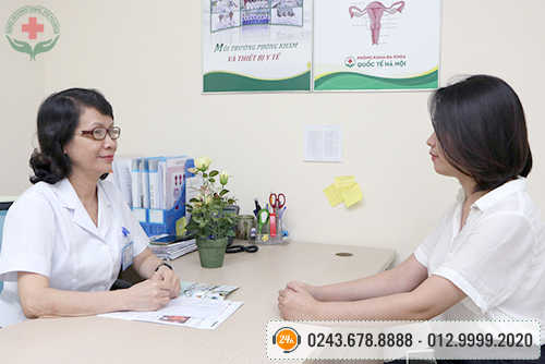 B.sĩ Trần Thúy Vân đang chia sẻ với sản phụ sau phá thai