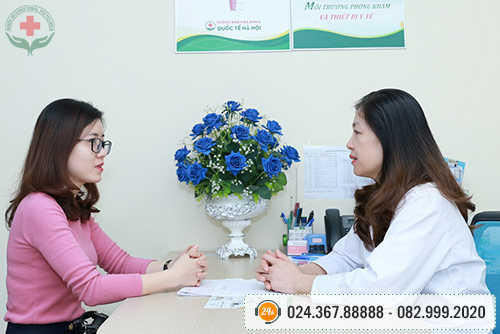 Bác sĩ Tạ THị Hồng Duyên tư vấn cho bệnh nhân